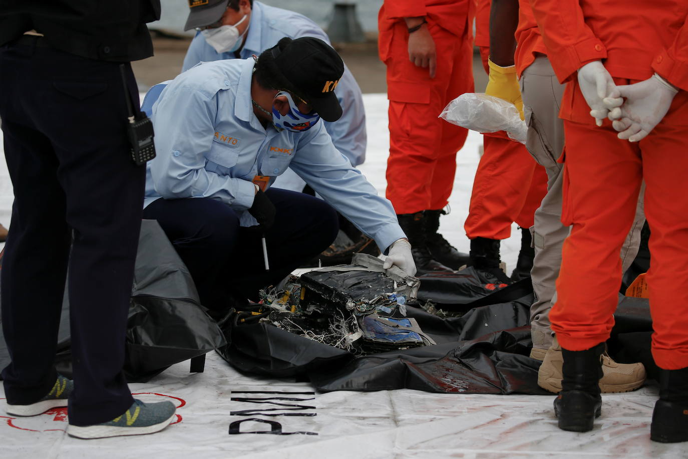 Partes de cuerpos, fragmentos y un pantaloncito rosa fueron hallados este domingo en la costa de la capital de Indonesia, Yakarta, donde un Boeing que realizaba un vuelo doméstico con 62 personas a bordo se estrelló en el mar. 