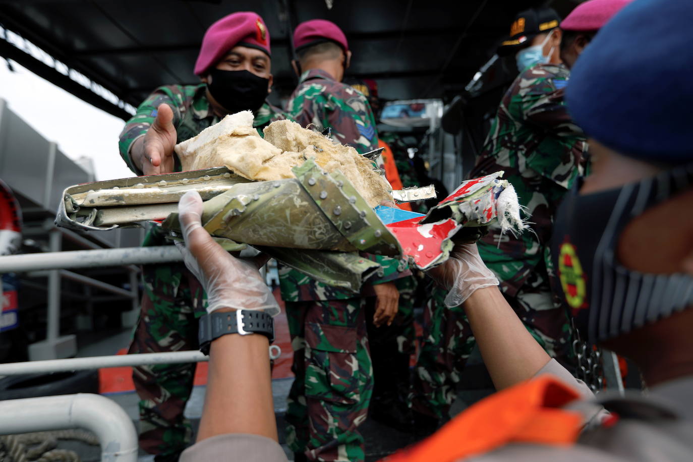 Partes de cuerpos, fragmentos y un pantaloncito rosa fueron hallados este domingo en la costa de la capital de Indonesia, Yakarta, donde un Boeing que realizaba un vuelo doméstico con 62 personas a bordo se estrelló en el mar. 