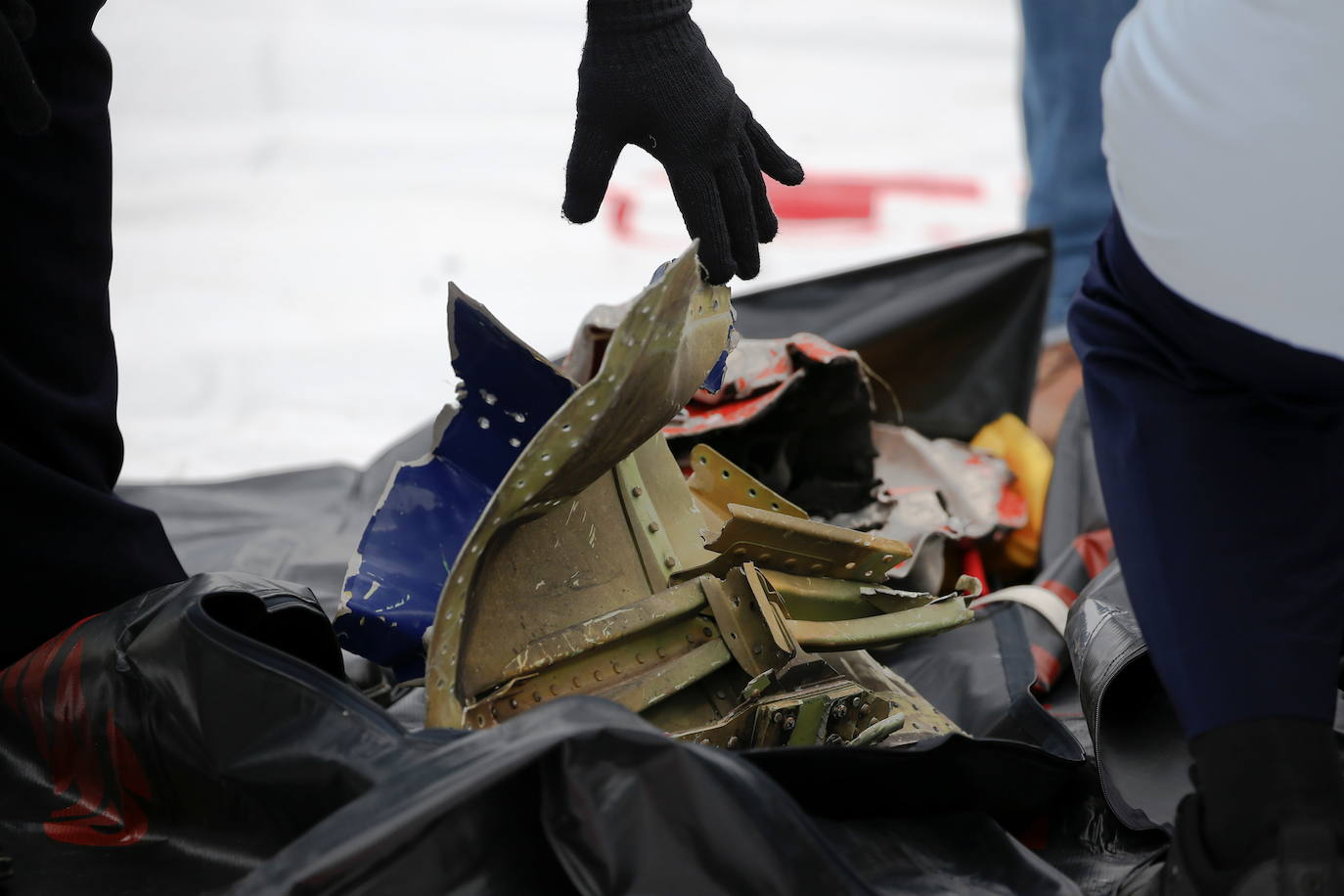 Partes de cuerpos, fragmentos y un pantaloncito rosa fueron hallados este domingo en la costa de la capital de Indonesia, Yakarta, donde un Boeing que realizaba un vuelo doméstico con 62 personas a bordo se estrelló en el mar. 