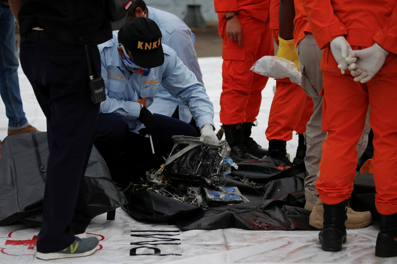 Partes de cuerpos, fragmentos y un pantaloncito rosa fueron hallados este domingo en la costa de la capital de Indonesia, Yakarta, donde un Boeing que realizaba un vuelo doméstico con 62 personas a bordo se estrelló en el mar. 