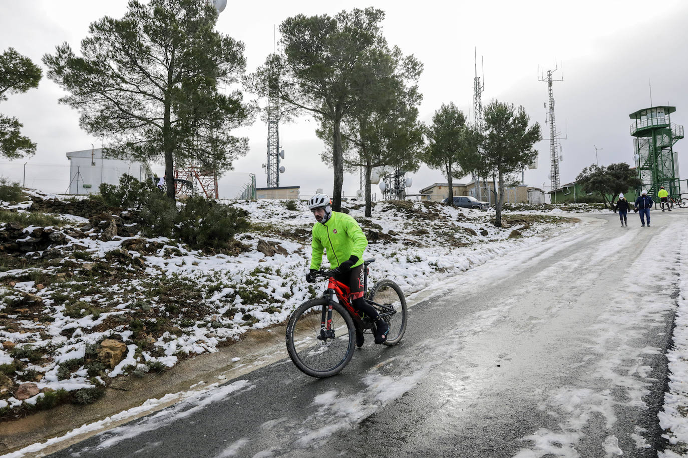 Fotos: Miles de conductores desoyen los avisos y colapsan carreteras valencianas por ver la nieve