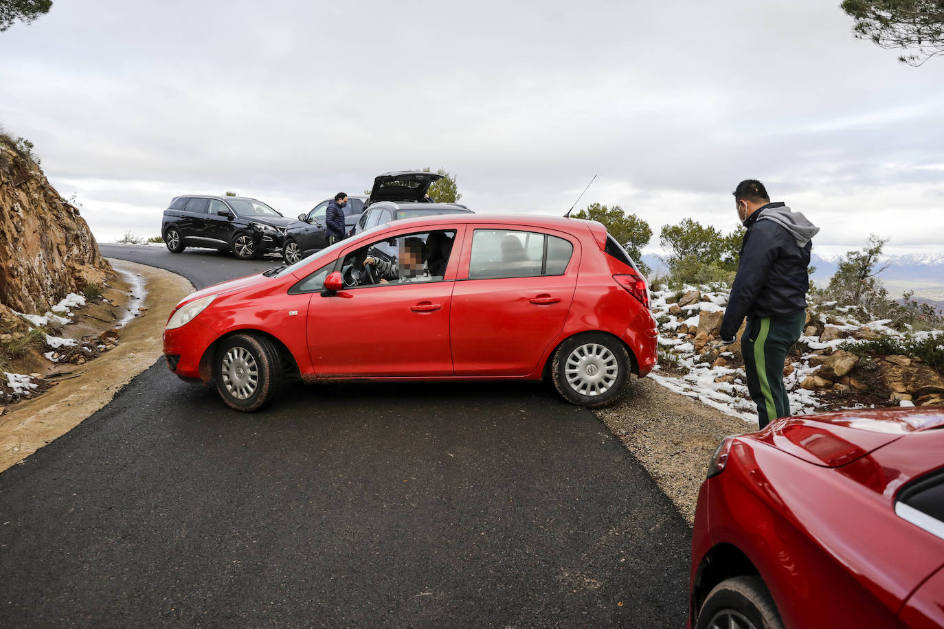 Fotos: Miles de conductores desoyen los avisos y colapsan carreteras valencianas por ver la nieve