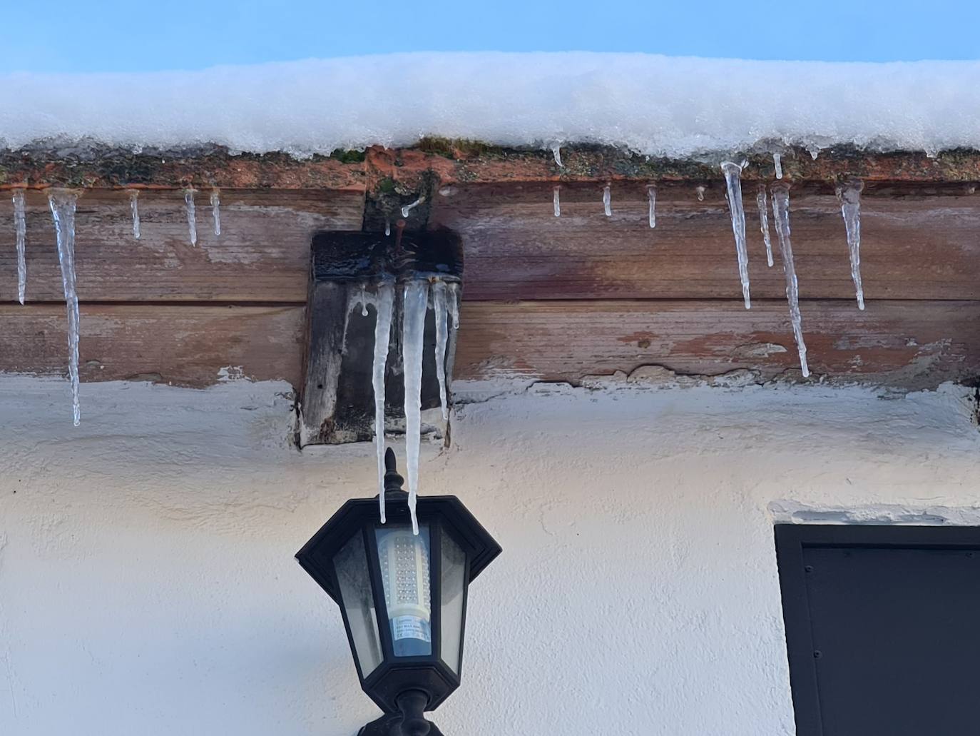 La borrasca 'Filomena' sigue descargando con fuerza sobre la Comunitat Valenciana este domingo. Nieve, hielo y lluvia en una jornada en la que los servicios de emergencia trabajan para minimizar los daños causados por el temporal