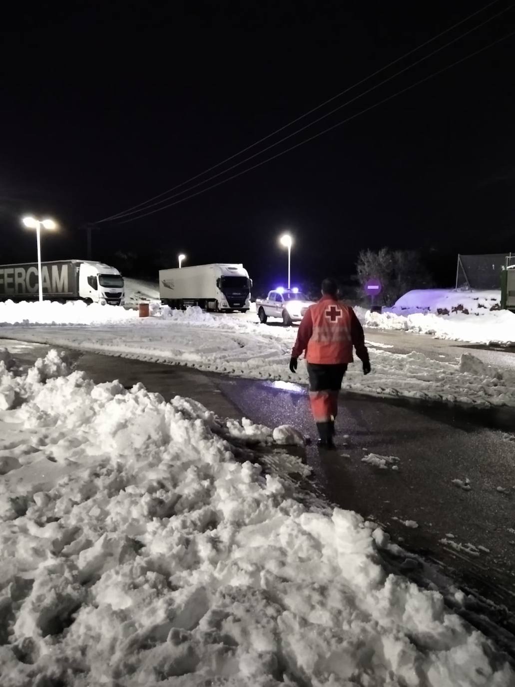 Fotos: Miles de conductores desoyen los avisos y colapsan carreteras valencianas por ver la nieve