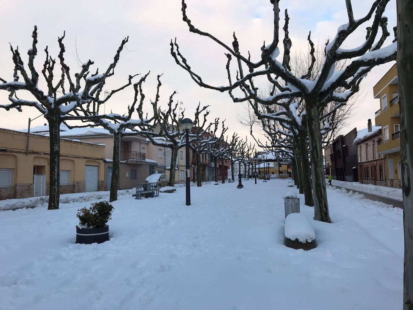 La borrasca 'Filomena' sigue descargando con fuerza sobre la Comunitat Valenciana este domingo. Nieve, hielo y lluvia en una jornada en la que los servicios de emergencia trabajan para minimizar los daños causados por el temporal