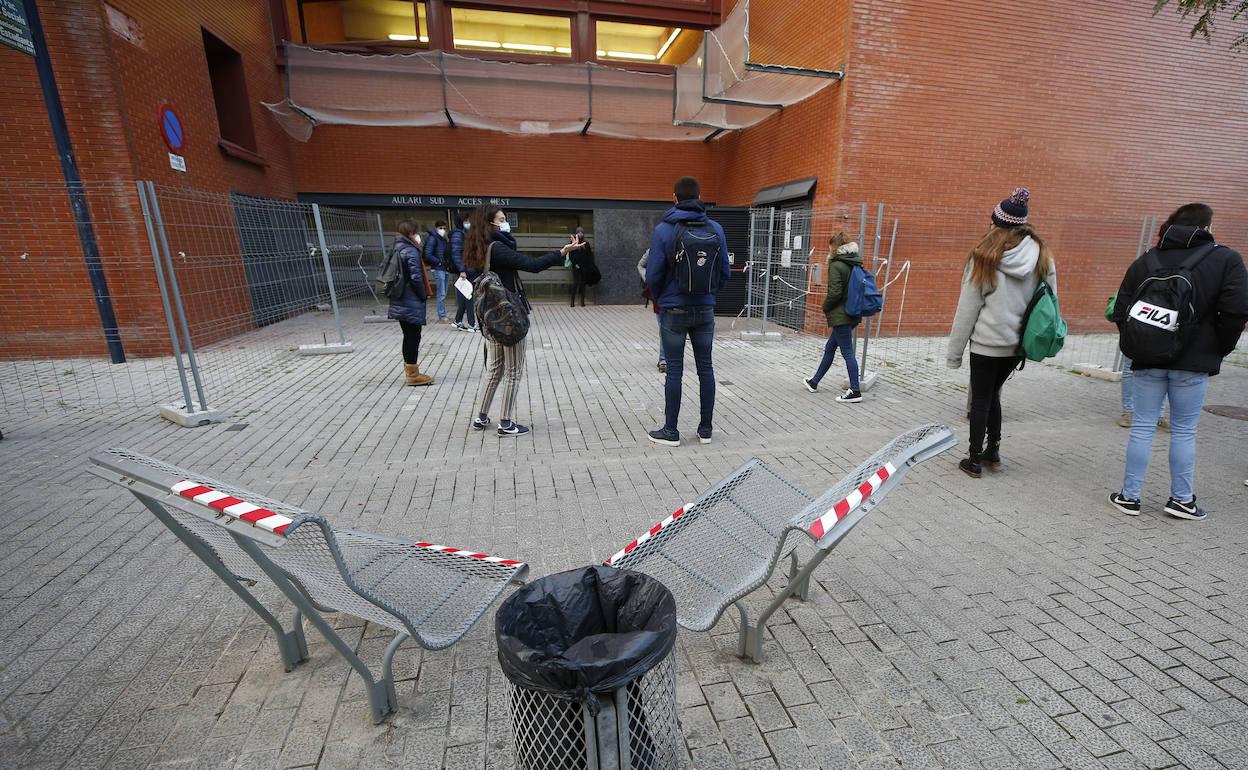 Acceso al aulario sur del campus de Tarongers, esta mañana. 