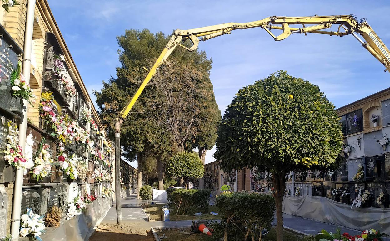 Las obras de renovación del pavimento en el camposanto. 