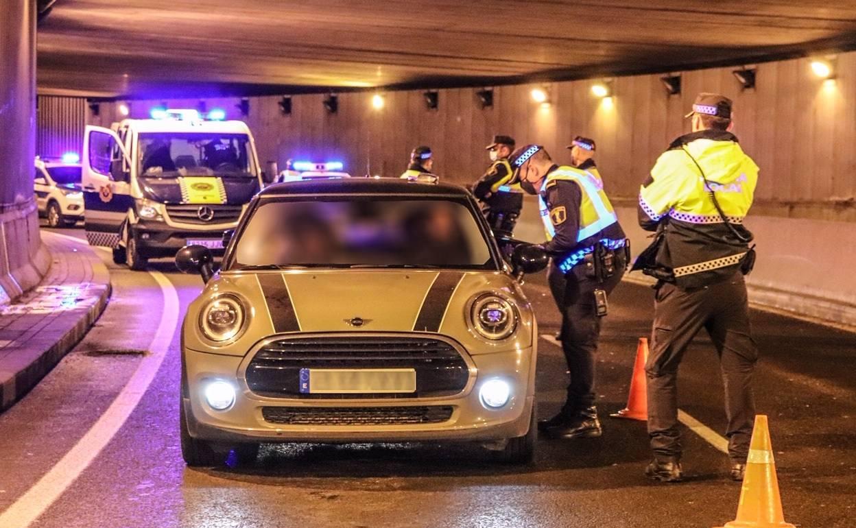 Control de la Policía Local de Alicante en la avenida de Dénia. 