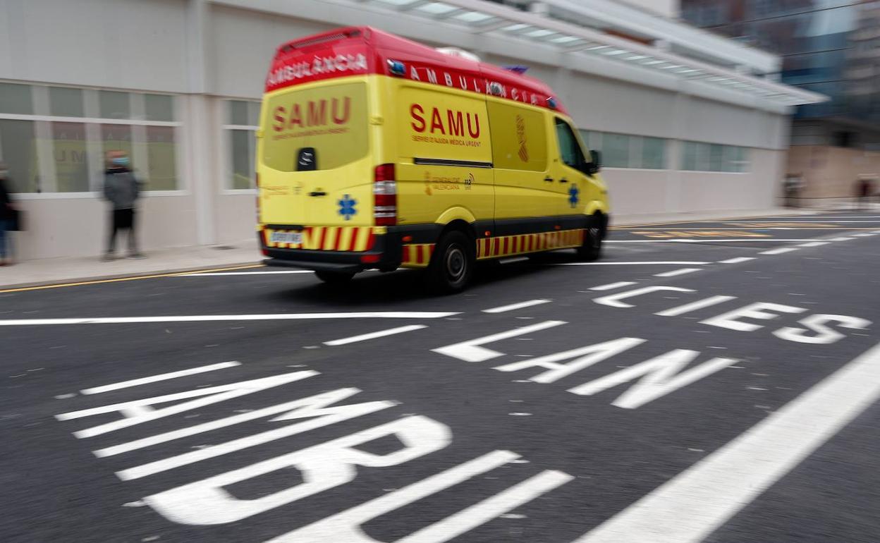 Una ambulancia en el Hospital Clínico