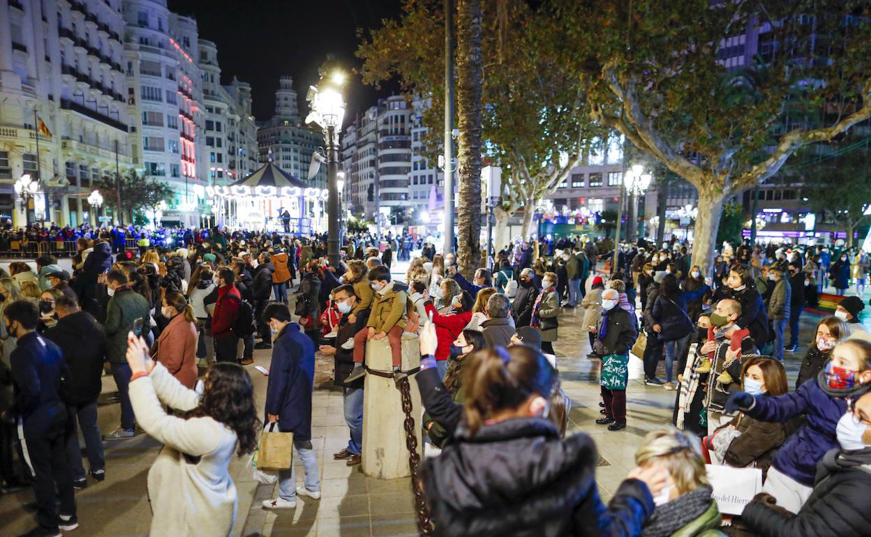 Público asistente a la cabalgata el pasado día 5 en la plaza del Ayuntamiento. 