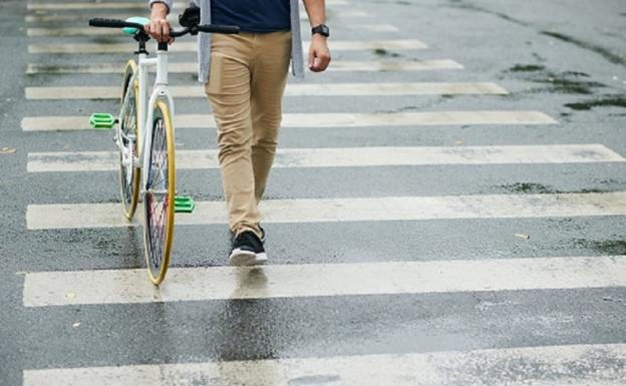 Un usuario con una bicicleta.