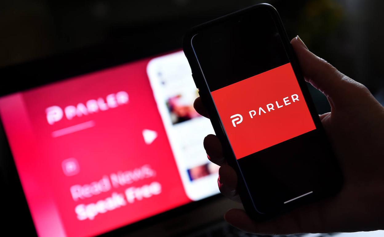 El logo de Parler, la 'app' popular entre los conservadores norteamericanos.