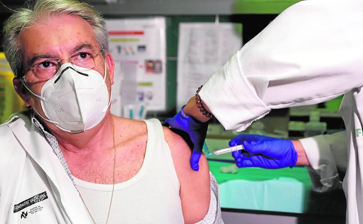 Un sanitario se vacuna contra el coronavirus. 