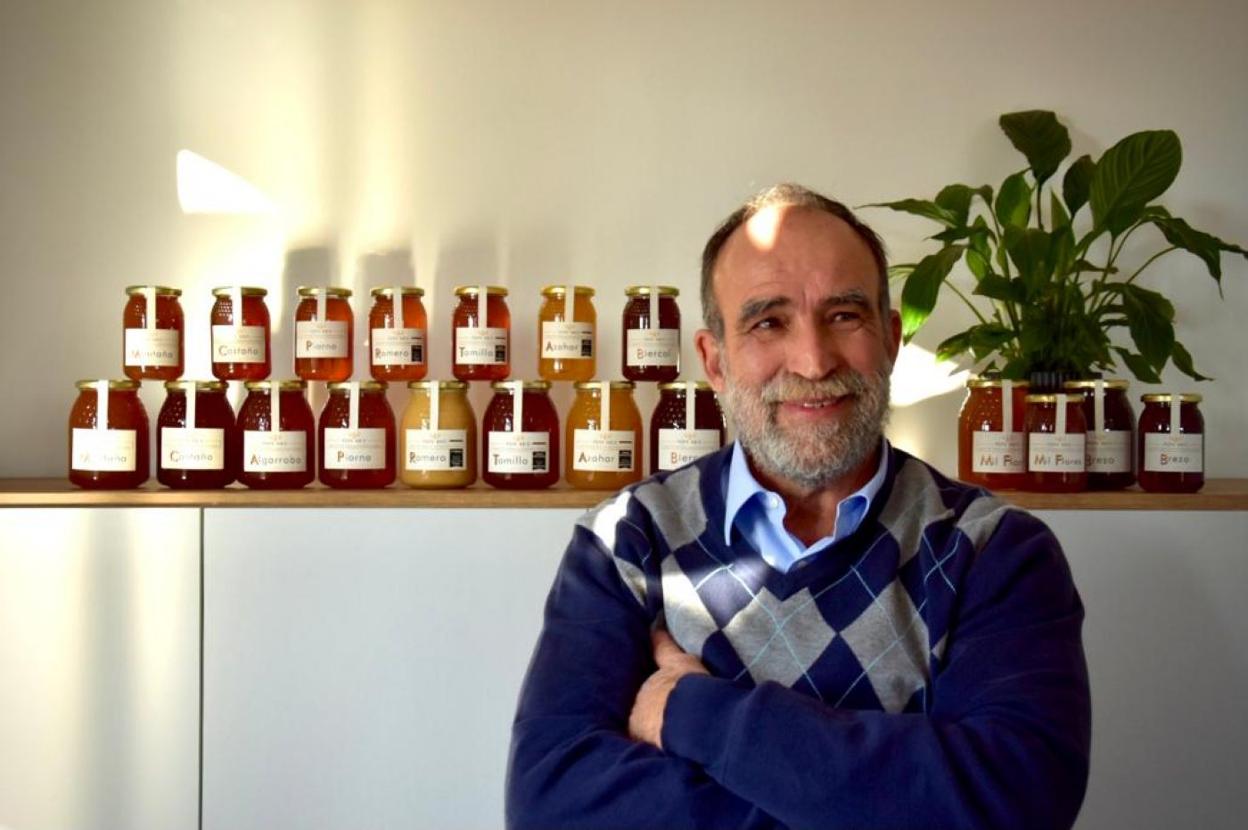 El apicultor Pepe Briz con sus mieles. LP