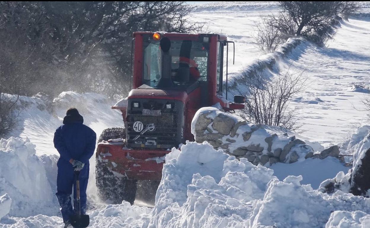 Los bomberos limpian de nieve un camino en Castellón. 