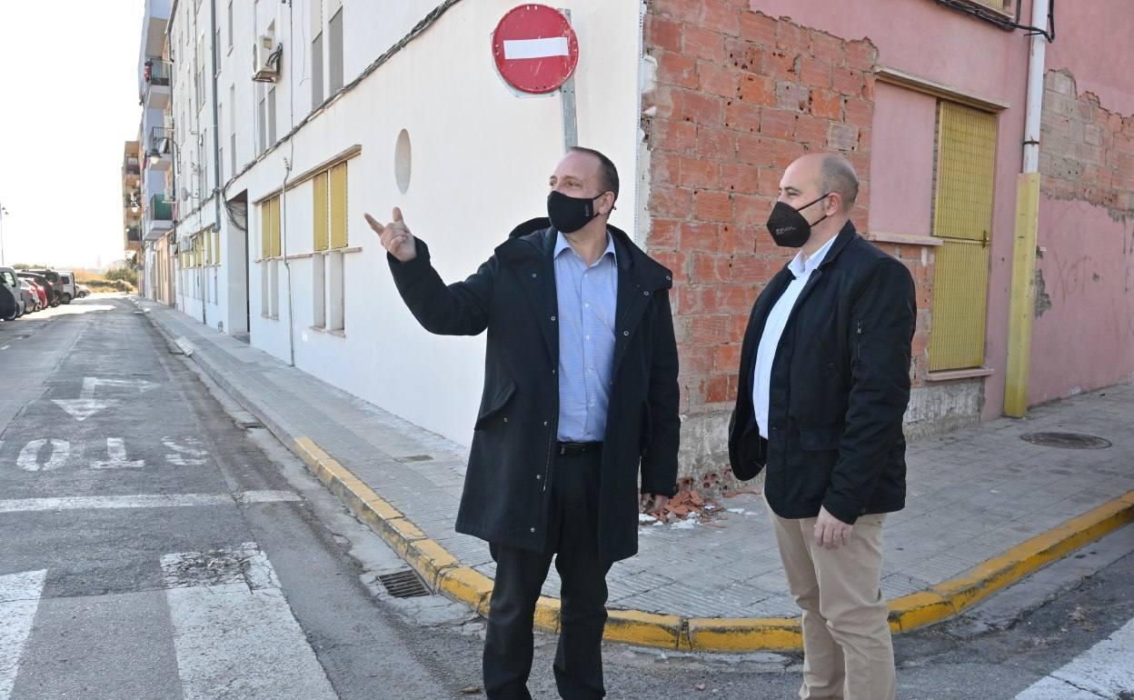 El conseller de Vivienda, Rubén Martínez Dalmau, con el alcalde, Paco Gómez, en su visita al municipio. 