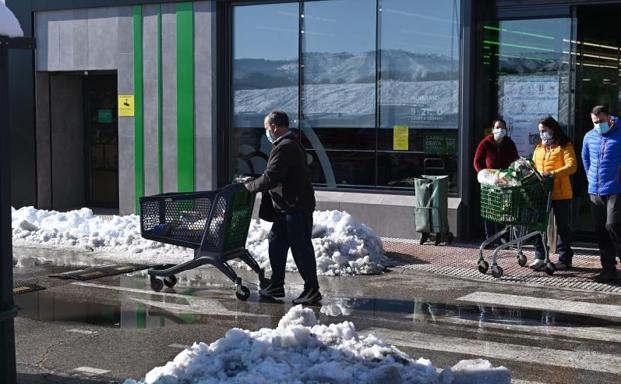 Mercamadrid abre sus puertas y las tiendas comienzan a llenar sus lineales