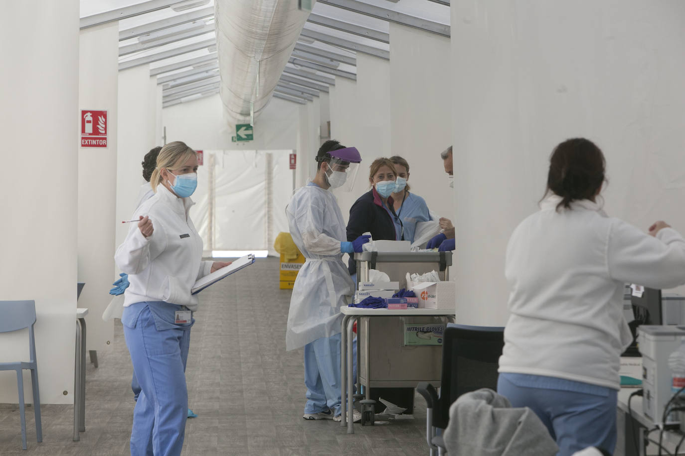 La Conselleria de Sanidad ha habilitado los hospitales campaña de Valencia, Castellón y Alicante ante el incremento de la presión asistencial. En el situado junto a La Fe, en imágenes, se han preparado 120 camas pensadas para pacientes leves de Covid-19 que requieran continuar hospitalizados.