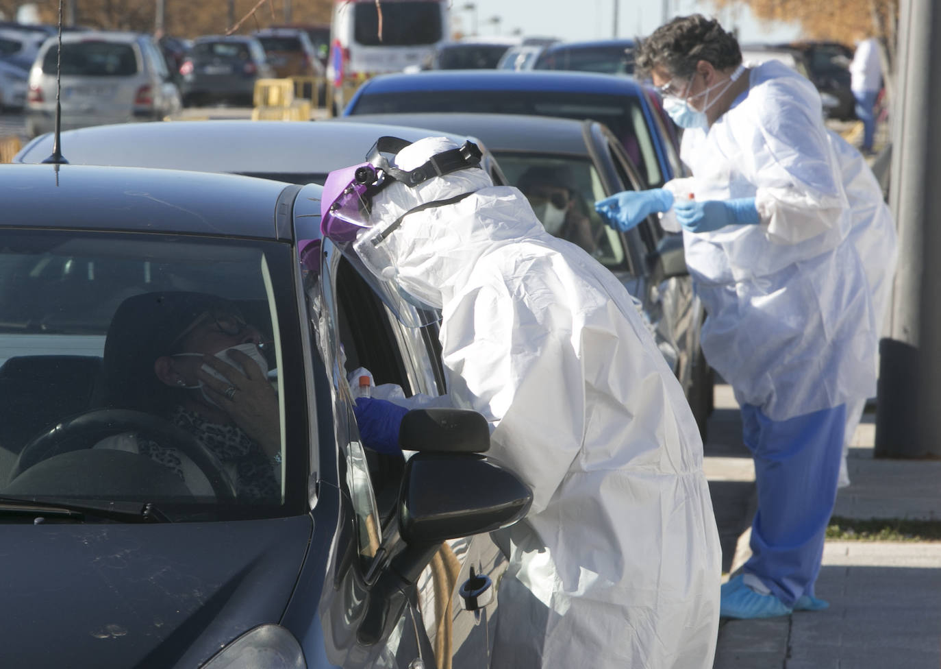 La Conselleria de Sanidad ha habilitado los hospitales campaña de Valencia, Castellón y Alicante ante el incremento de la presión asistencial. En el situado junto a La Fe, en imágenes, se han preparado 120 camas pensadas para pacientes leves de Covid-19 que requieran continuar hospitalizados.