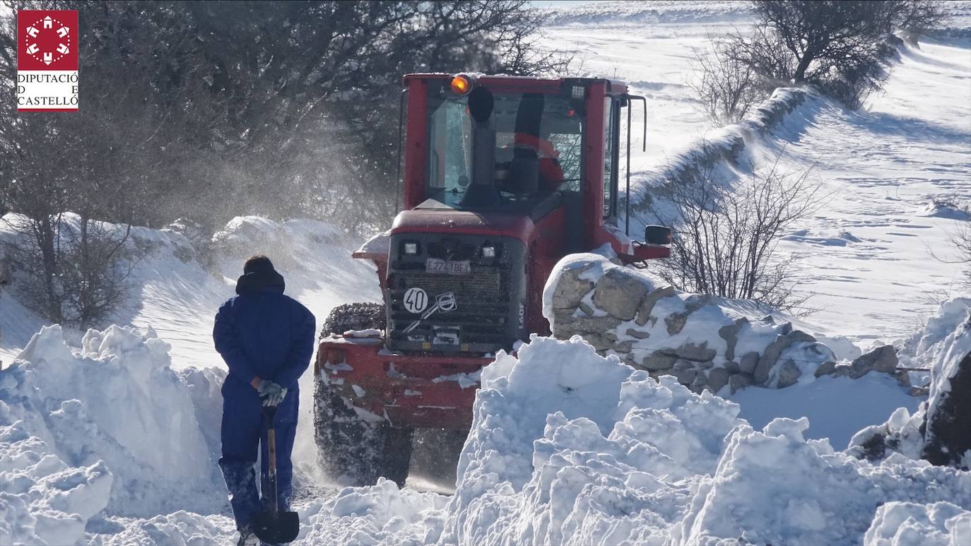 Las bajas temperaturas de la ola de frío que llega tras la borrasca 'Filomena' mantienen las nevadas en algunos puntos de la Comunitat, donde se siguen requiriendo los servicios de emergencia para despejar la nieve. En imagen, los bomberos intervienen en Ares (Castellón)