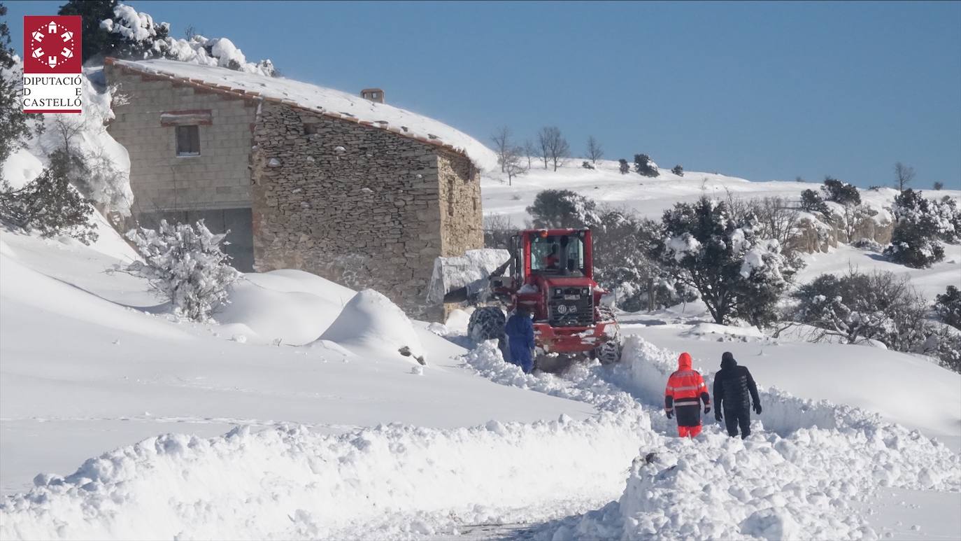 Las bajas temperaturas de la ola de frío que llega tras la borrasca 'Filomena' mantienen las nevadas en algunos puntos de la Comunitat, donde se siguen requiriendo los servicios de emergencia para despejar la nieve. En imagen, los bomberos intervienen en Ares (Castellón)