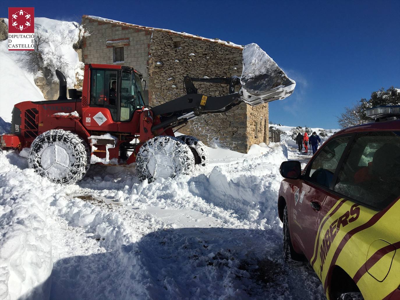 Las bajas temperaturas de la ola de frío que llega tras la borrasca 'Filomena' mantienen las nevadas en algunos puntos de la Comunitat, donde se siguen requiriendo los servicios de emergencia para despejar la nieve. En imagen, los bomberos intervienen en Ares (Castellón)