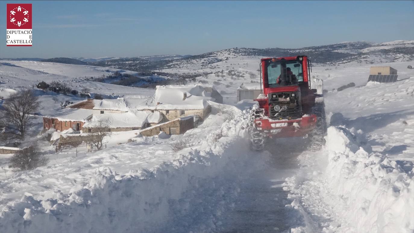 Las bajas temperaturas de la ola de frío que llega tras la borrasca 'Filomena' mantienen las nevadas en algunos puntos de la Comunitat, donde se siguen requiriendo los servicios de emergencia para despejar la nieve. En imagen, los bomberos intervienen en Ares (Castellón)