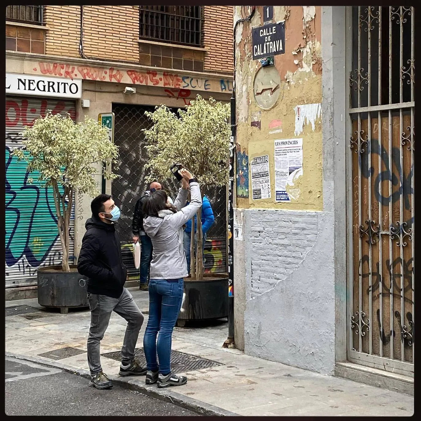 Una iniciativa anónima ilustra el nombre de las calles con los famosos muñecos que han acompañado a diversas generaciones.