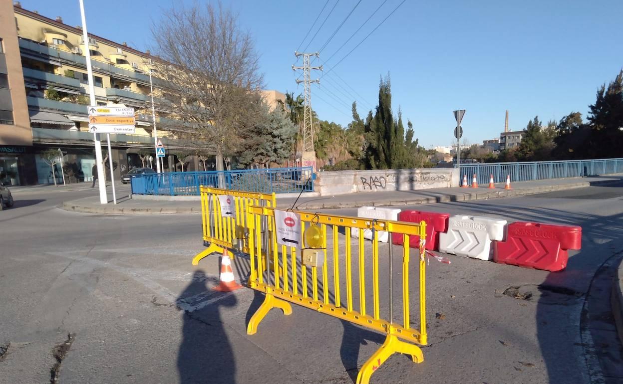 Las barreras que se han instalado en el puente que une Massanassa y Catarroja. 