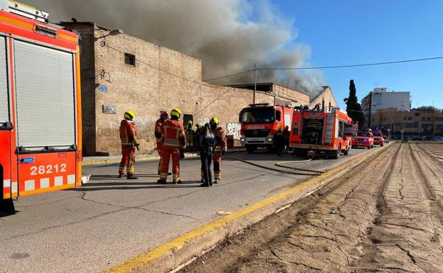 Imagen principal - Arde una nave industrial junto al antiguo cementerio de Tavernes Blanques