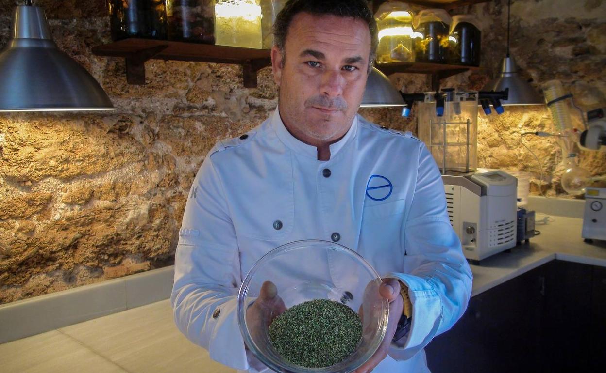 Ángel León, el chef del mar, muestra su cereal marino.