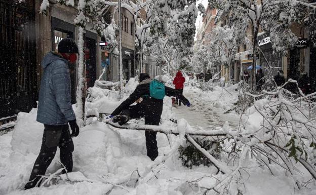 Varias personas pasean por la calle Fuencarral en Madrid el sábado.