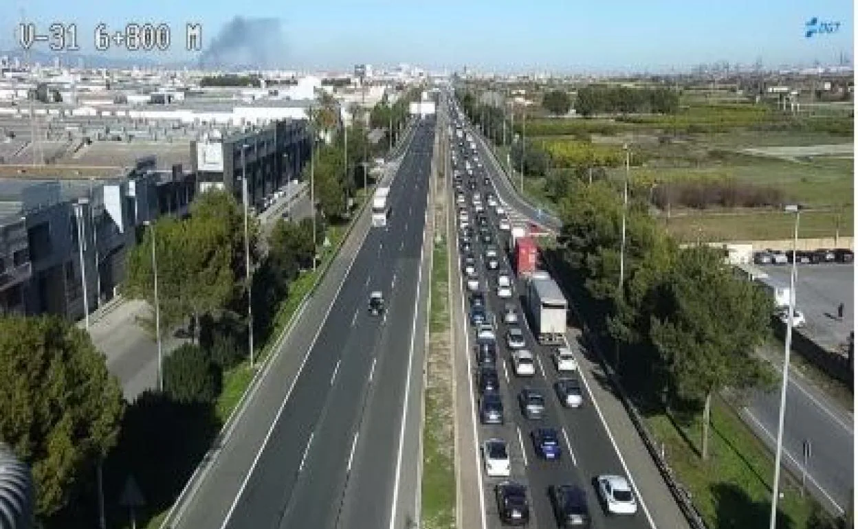 Atasco en la pista de Silla V-31 | Un vehículo averiado provoca hasta 7 kilómetros de atasco en la V-31 para entrar a Valencia