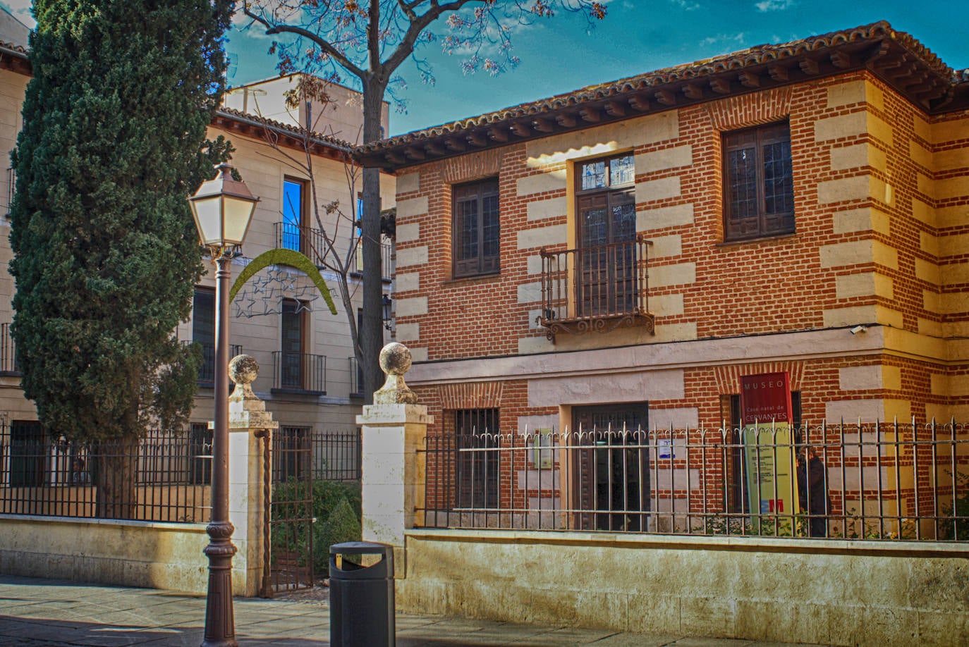 1.- Miguel de Cervantes (Alcalá de Henares, Madrid) | El Museo Casa Natal de Cervantes se encuentra en Alcalá de Henares, en un edificio que reconstruye el inmueble donde, según los estudios del historiador Luis Astrana Marín, nació el escritor Miguel de Cervantes. Se sitúa en la calle Mayor, junto al Hospital de Antezana. Inaugurado en 1956 como museo y biblioteca cervantina, es fruto de la reconstrucción de la finca originaria. Las estancias se distribuyen en dos plantas y en torno a un patio de columnas.