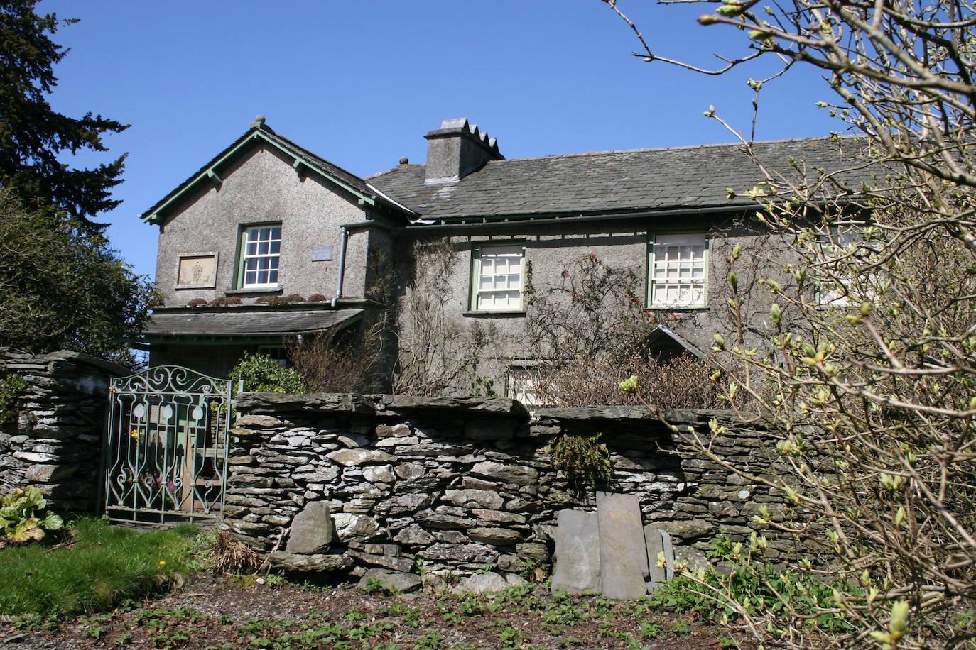 10.-Beatrix Potter (Near Sawrey, condado inglés de Cumbria) | La autora vivió en una casa de campo del siglo XVII esencialmente inglesa. La belleza de la campiña inglesa fue la inspiración principal de Potter, ya que era muy respetada por la comunidad agrícola. Potter se convirtió en la primera mujer Presidenta de la Asociación de Criadores de Ovejas de Herdwick en 1943. La casa ha sido preservada por el National Trust.