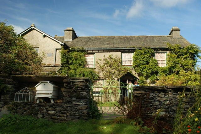 10.-Beatrix Potter (Near Sawrey, condado inglés de Cumbria) | La autora vivió en una casa de campo del siglo XVII esencialmente inglesa. La belleza de la campiña inglesa fue la inspiración principal de Potter, ya que era muy respetada por la comunidad agrícola. Potter se convirtió en la primera mujer Presidenta de la Asociación de Criadores de Ovejas de Herdwick en 1943. La casa ha sido preservada por el National Trust.