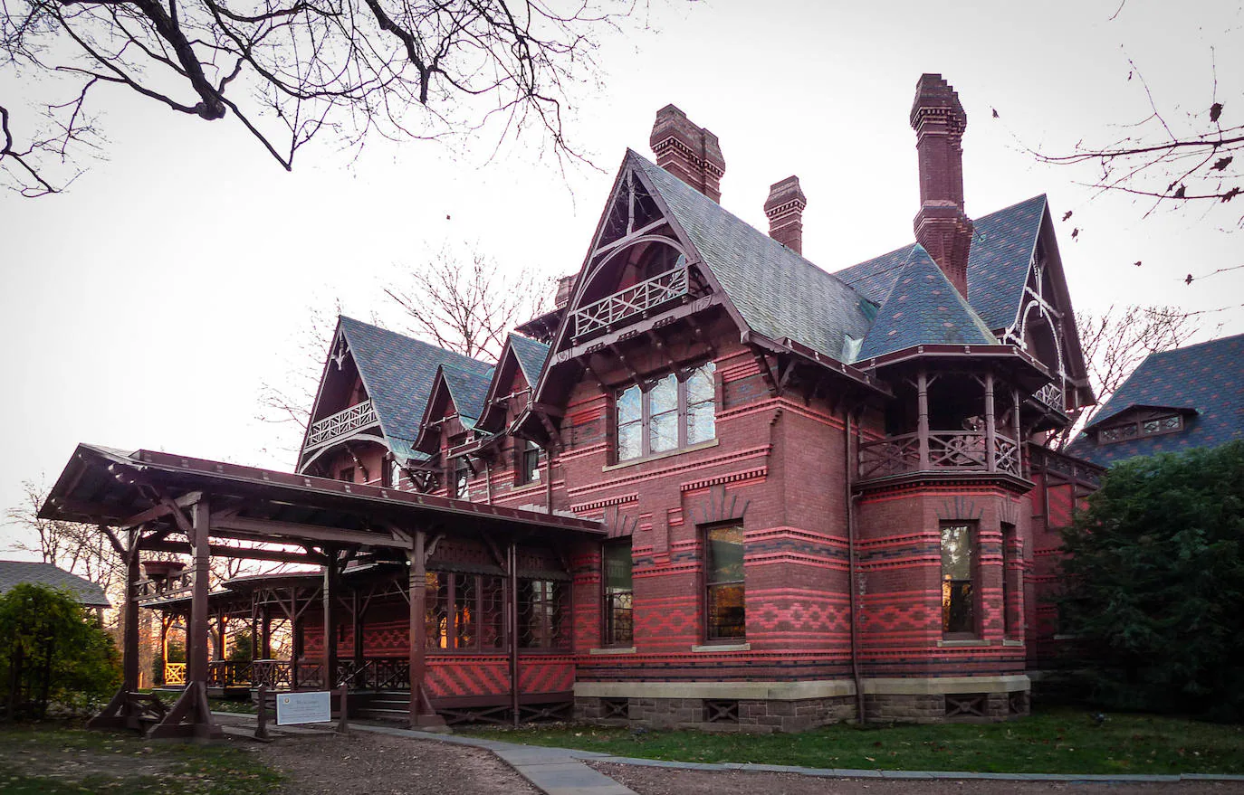 12.- Mark Twain (Connecticut, Estados Unidos) | La casa del famoso escritor, construida en 1874, es un claro ejemplo del estilo gótico victoriano. Fue diseñada por el propio Twain y su esposa y allí vivieron durante 17 años. Aquí fue donde escribió 'Las aventuras de Huckleberry Finn' y las de Tom Sawyer.