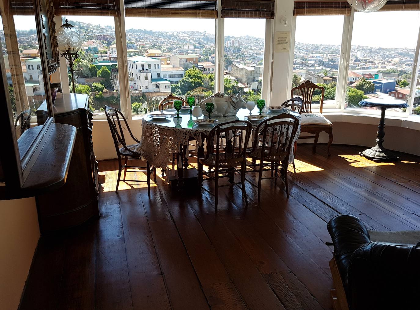 3.- Pablo Neruda (Valparaíso, Chile) | La Sebastiana, que sí se llama la casa, es una vivienda de cuatro pisos, con escaleras estrechas y una espléndida vista a la bahía. Neruda habla de la construcción de esta casa en los versos titulados 'A la Sebastiana'.