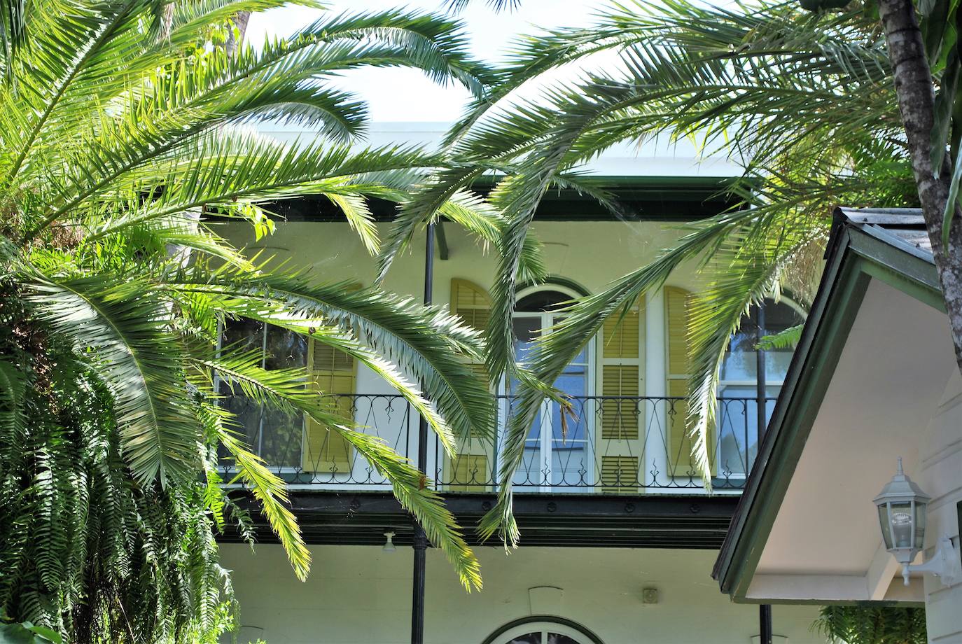 4.- Ernest Hemingway (Key West, Florida) | La casa y el museo de Ernest Hemingway está situada en el 907 de Whitehead Street, en pleno corazón del Old Town Key West. La casa, una de las más antiguas de Key West, está rodeada por bellos jardines y fue construida en 1851 por Asa Tift un arquitecto y el capitán de un barco, y se convirtió en el hogar de Ernest Hemingway en 1931.