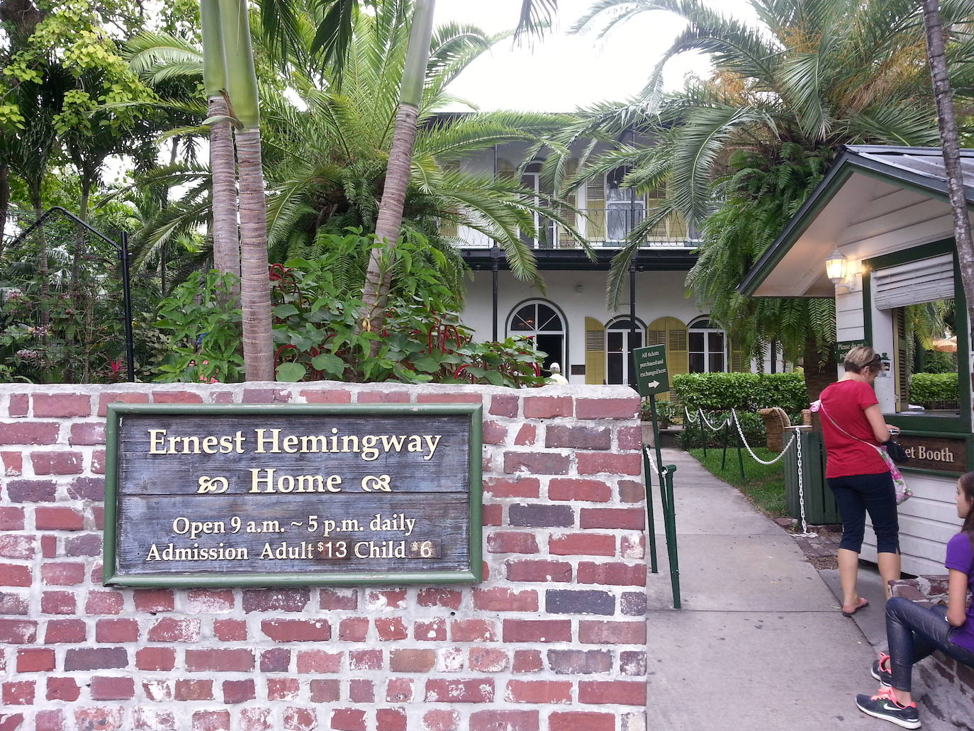 4.- Ernest Hemingway (Key West, Florida) | La casa y el museo de Ernest Hemingway está situada en el 907 de Whitehead Street, en pleno corazón del Old Town Key West. La casa, una de las más antiguas de Key West, está rodeada por bellos jardines y fue construida en 1851 por Asa Tift un arquitecto y el capitán de un barco, y se convirtió en el hogar de Ernest Hemingway en 1931.