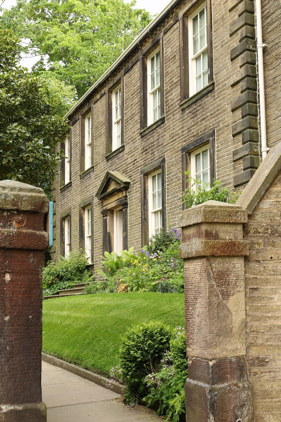 8.- Charlotte, Emily y Anne Bröontë (Haworth, Reino Unido) | Las hermanas Brontë (Emily fue la autora de 'Cumbres Borrascosas') vivieron en esta casa parroquial de Haworth a partir de 1820. En la actualidad, se puede visitar su residencia.