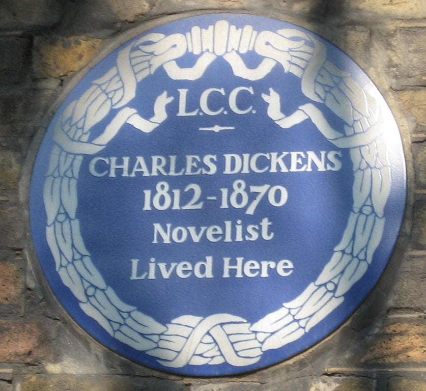 9.- Charles Dickens (Londres) | Está ubicada en el número 48 de Doughty Street, en el distrito de Holborn, y ocupa una típica casa adosada de Georgia. Fue el hogar de Dickens desde el 25 de marzo de1837 (un año después de su matrimonio) hasta diciembre de 1839. Repartidas en cuatro plantas y reconvertida ahora en museo, posee la colección más importante del mundo de pinturas, ediciones raras, manuscritos, muebles originales, y todo tipo de temas relacionados con la vida y obra del autor de Oliver 'Twist' (1838).