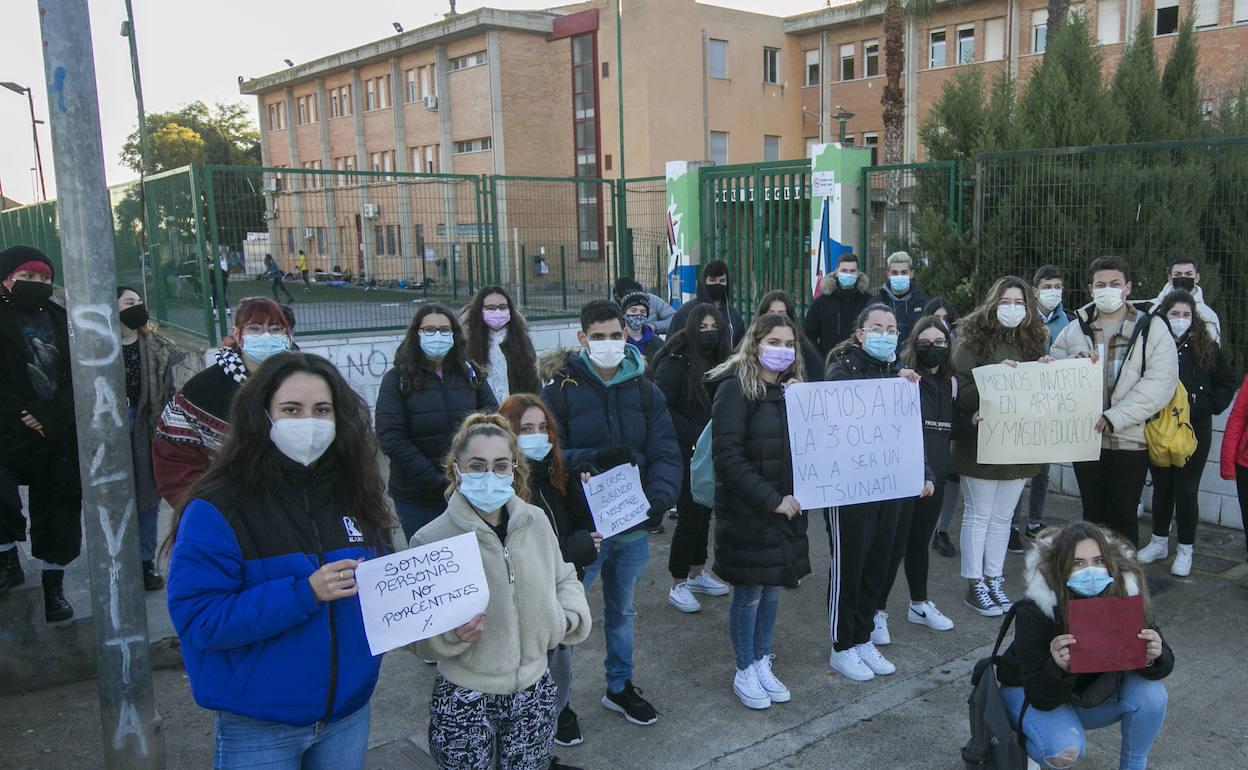 Alumnos del IES Tierno Galván de Moncada, durante la protesta. 