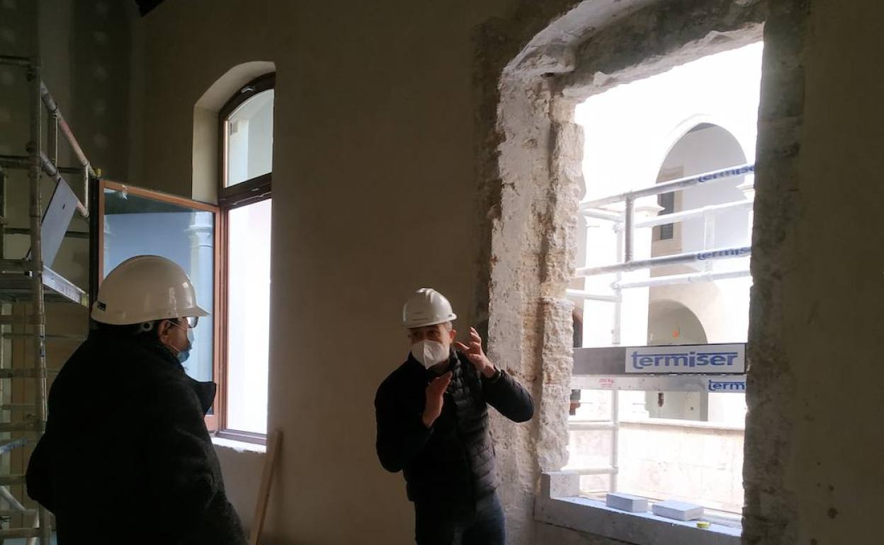 Un hallazgo casual descubre dos ventanas góticas durante las obras en la Conselleria de Hacienda