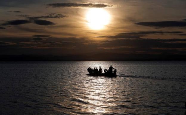 Disfruta de un paseo en barca por la Albufera. 