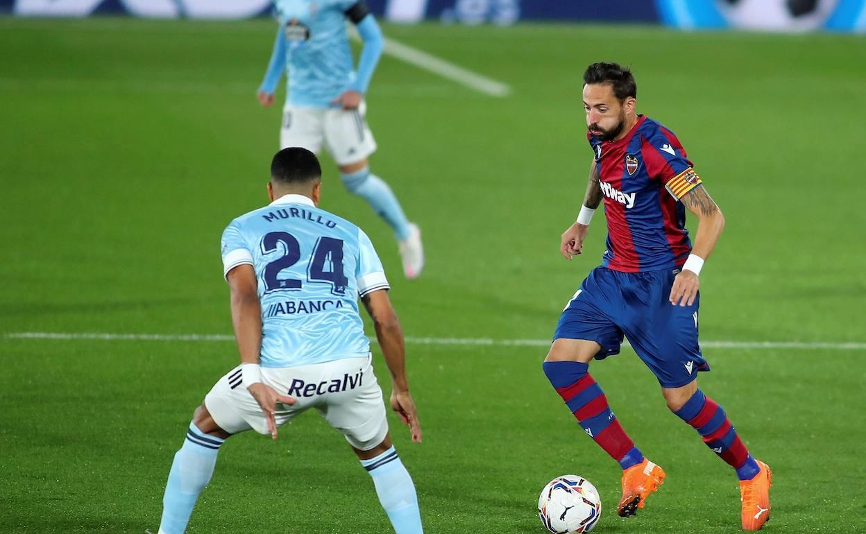 José Luis Morales conduce el balón durante un partido contra el celta esta temporada.