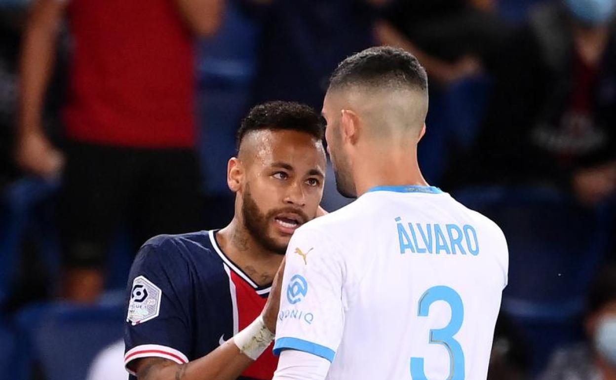 Neymar y Álvaro González, durante el PSG-Marsella. 