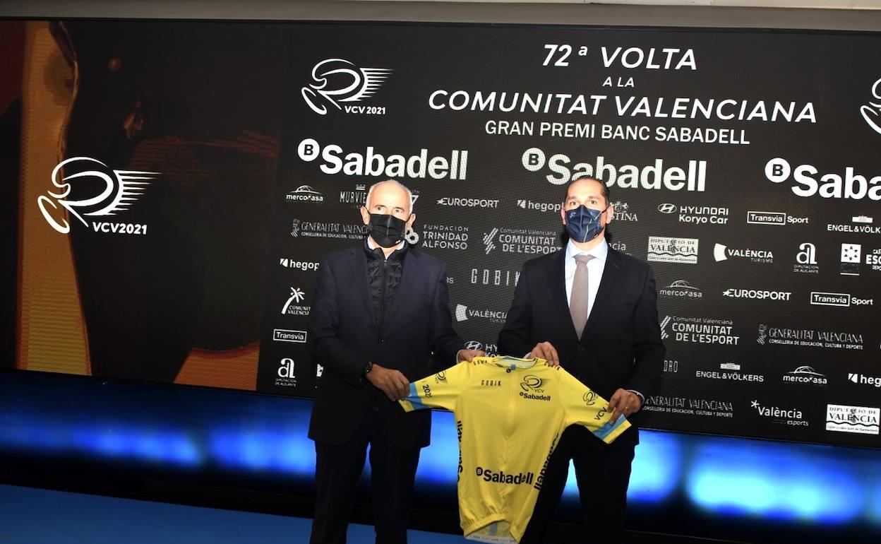 Jaume Matas, directivo del Banc Sabadell, y Ángel Casero muestran el maillot de líder de la Volta en la presentación de la 72ª edición. 