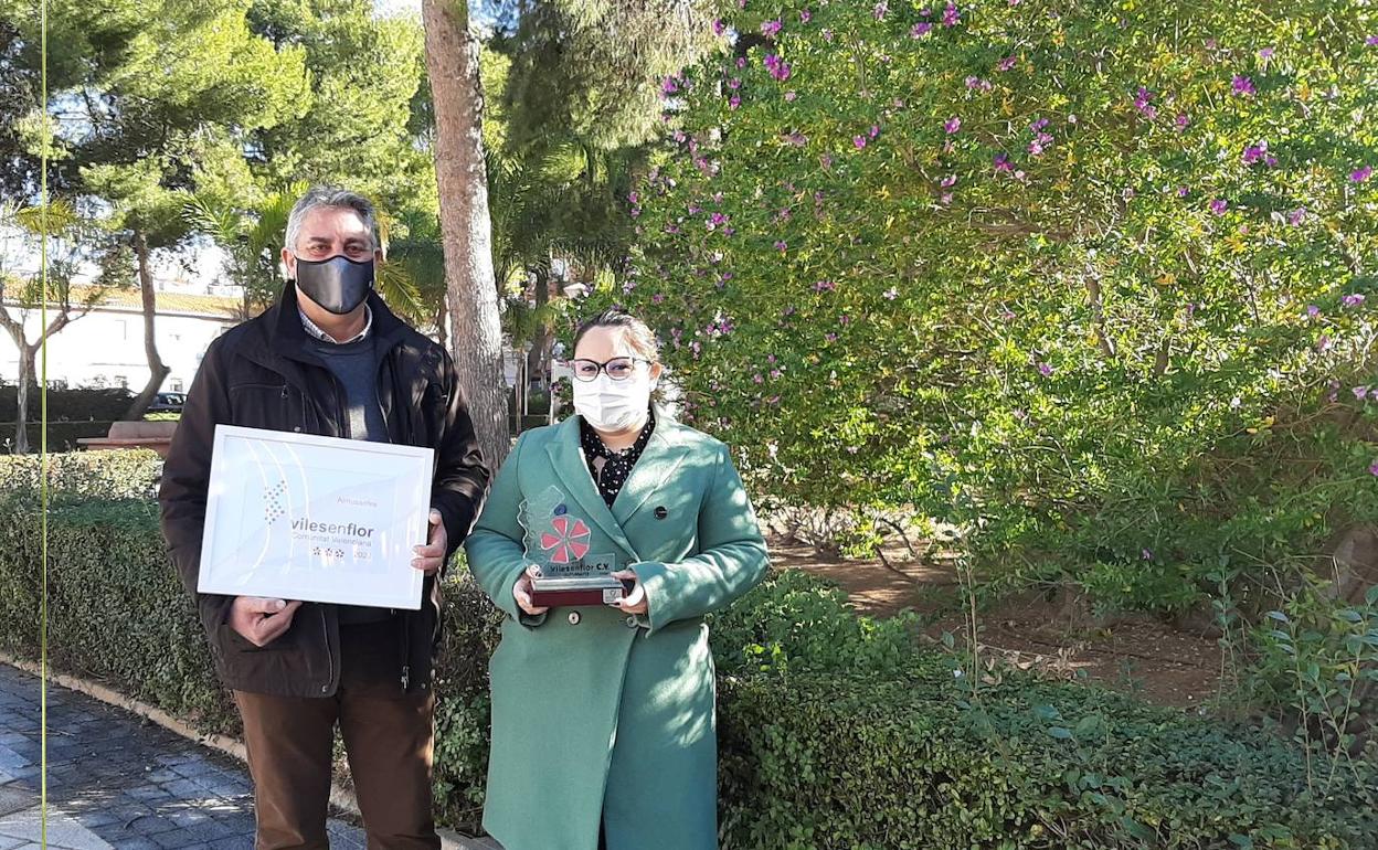 El Ayuntamiento recibía el diploma y la escultura acreditativos por correo al no celebrarse la gala de entrega. 