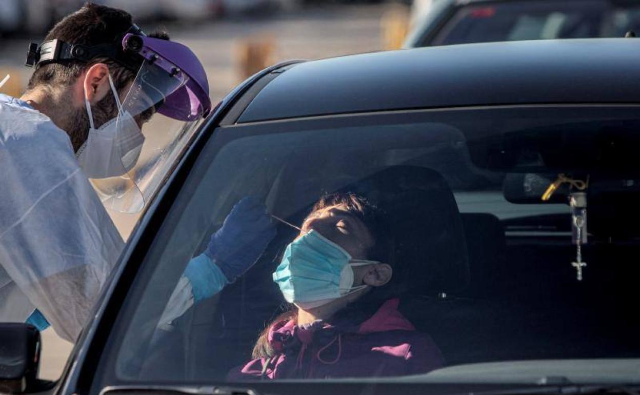 Un sanitario realizada una PCR a una personaen Valencia. 